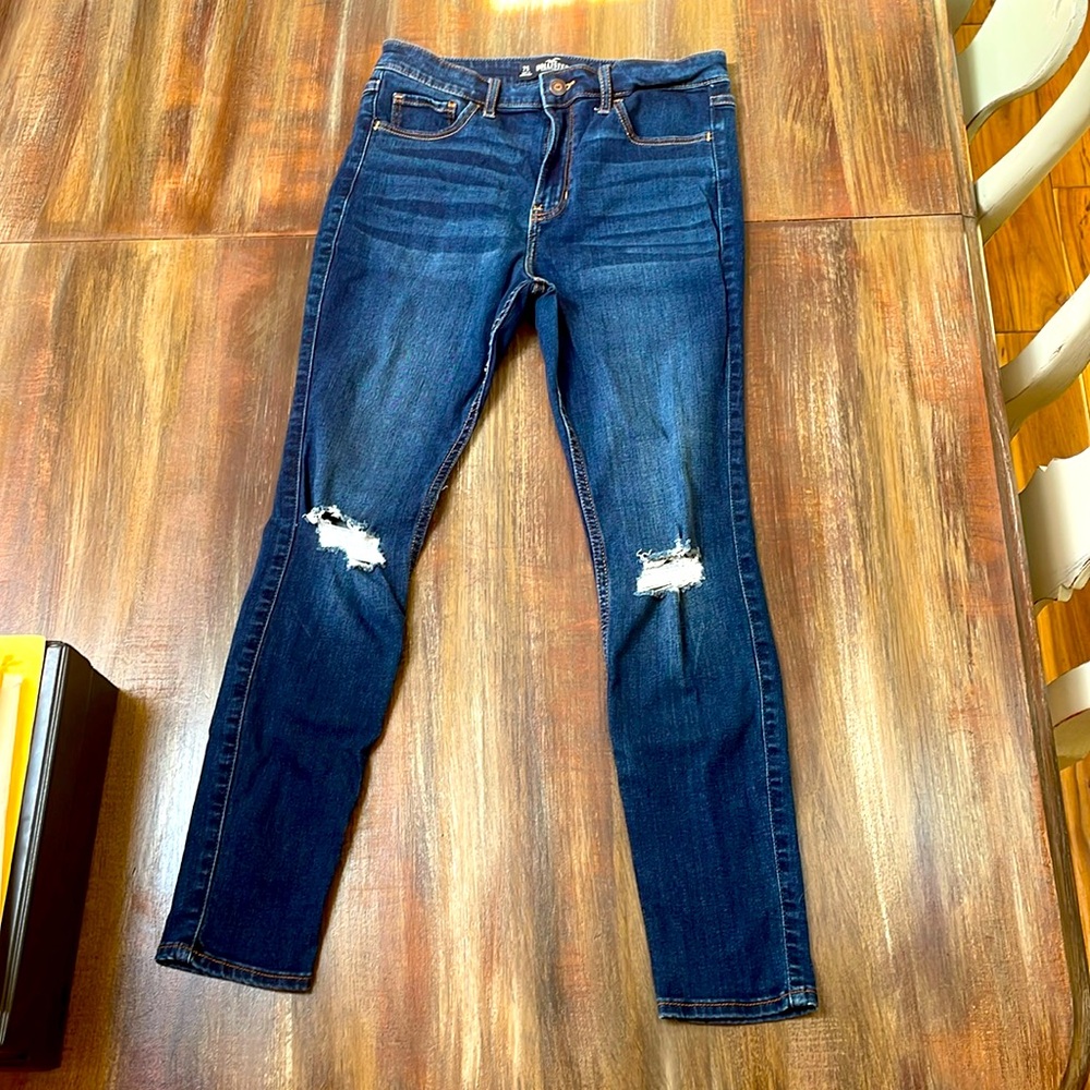 Hollister high rise super skinny jeans Size 7Short. W28 L28.Dark wash.Like new.